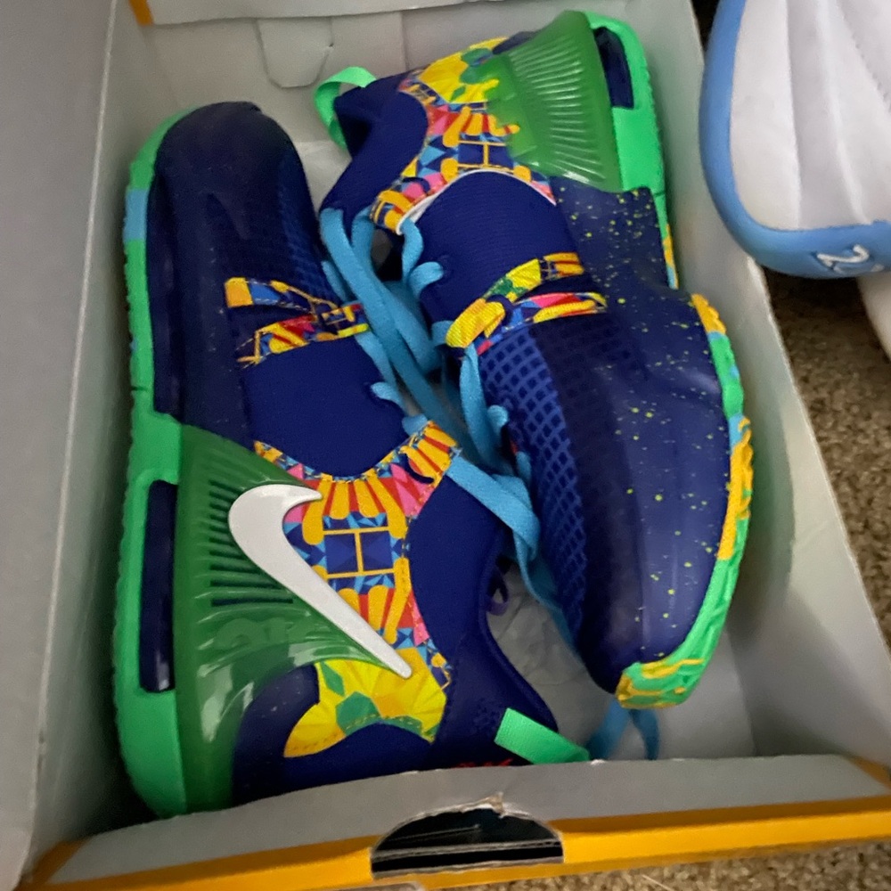 LeBron witness 7. Size 7youth never worn